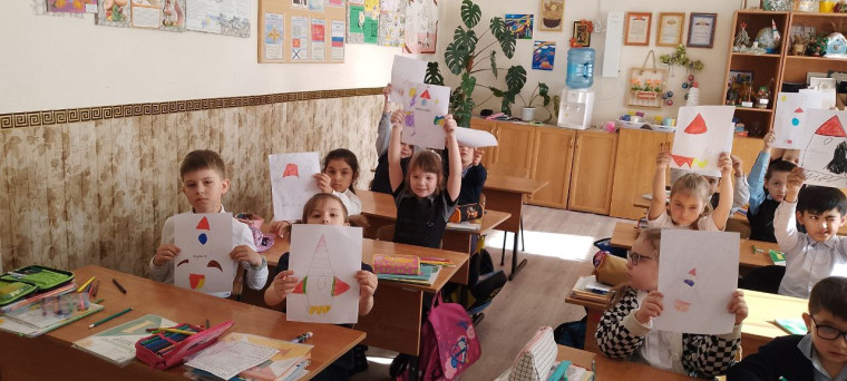 Сегодня, 12 апреля, наша страна отмечает великий праздник — день первого полёта человека в космос.