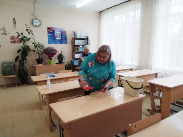 В нашей школе, наравне с учениками, активно трудятся учителя.