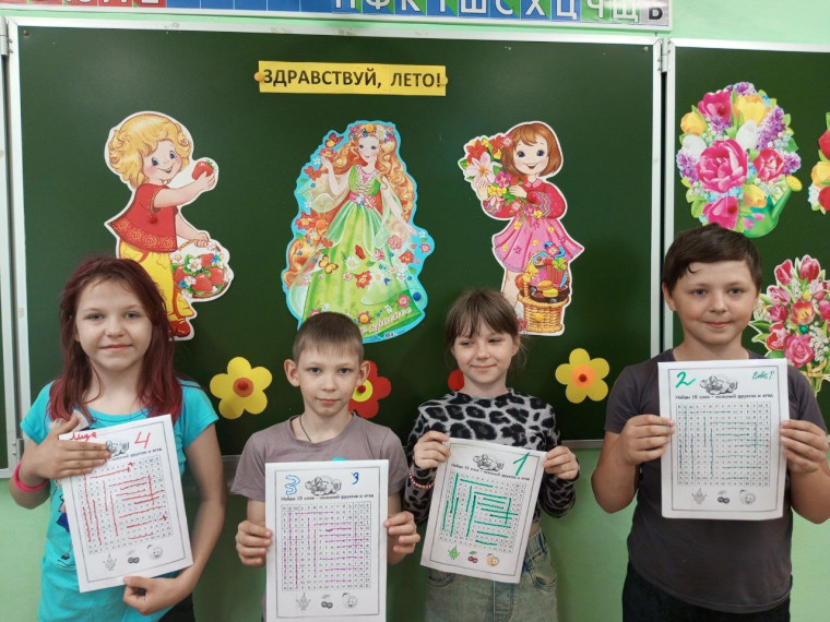 Сначала они увлеченно разгадывали филворд.