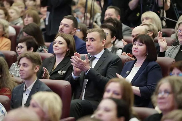 Губернатор Алексей Дюмин​ на торжественной церемонии открытия​ Года педагога и наставника​ объявил о его старте в регионе.