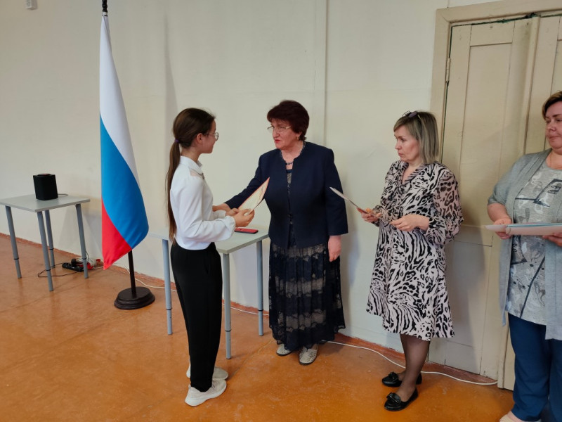 НА ЛИНЕЙКАХ ОТМЕТИЛИ УЧЕНИКОВ.